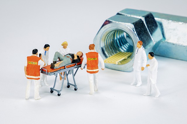 Accident Rescue Miniature Medic  - marcofedermann / Pixabay