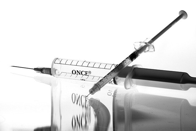 Medicine Syringe Vaccine Needle  - menahemyaniv / Pixabay